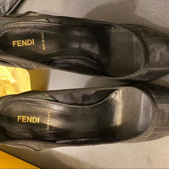 Gorgeous pair of MINT condition Fendi Heels - Picture 2 of 7